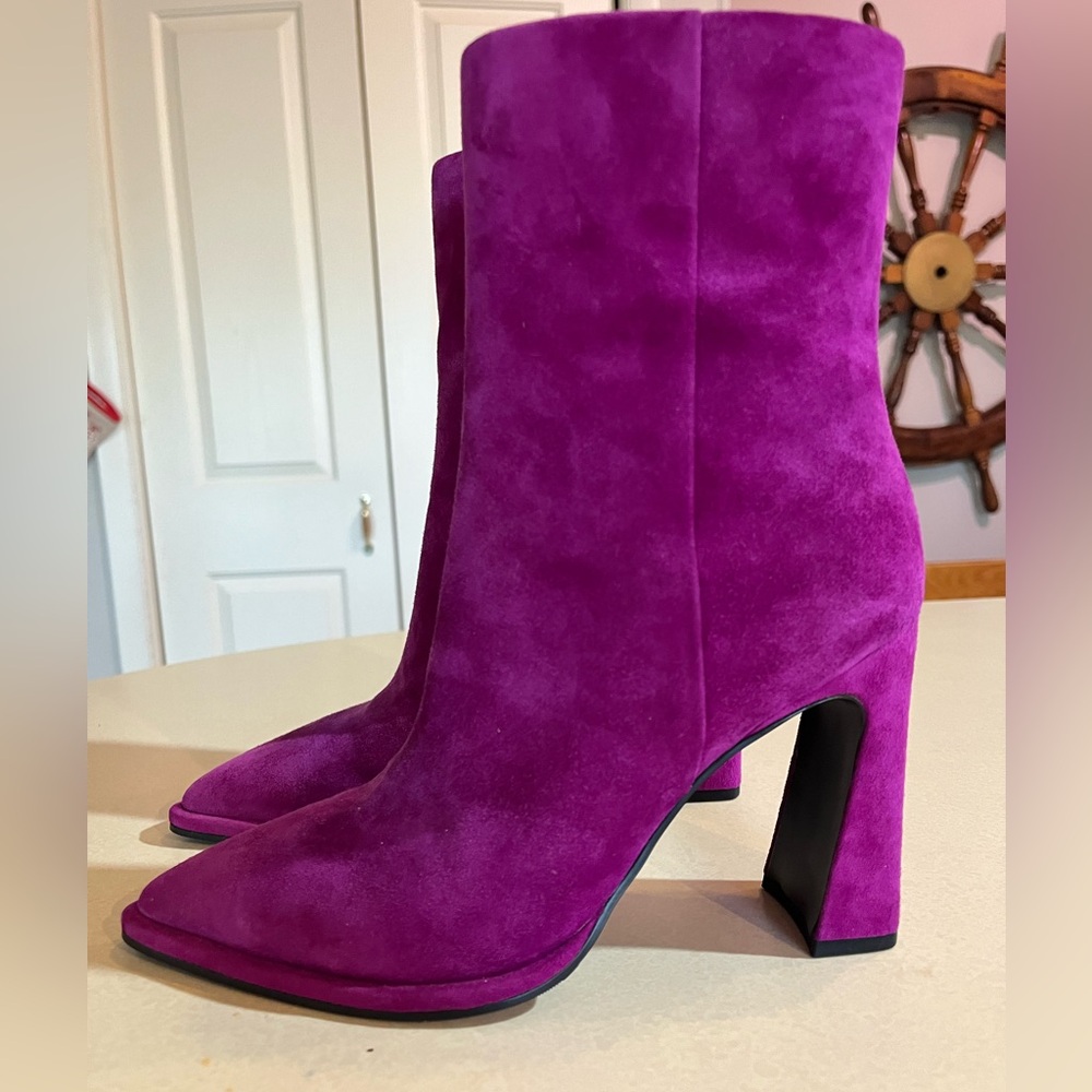 Elegant & Fun Fuchsia Women's Suede Ankle Boots Never Worn!